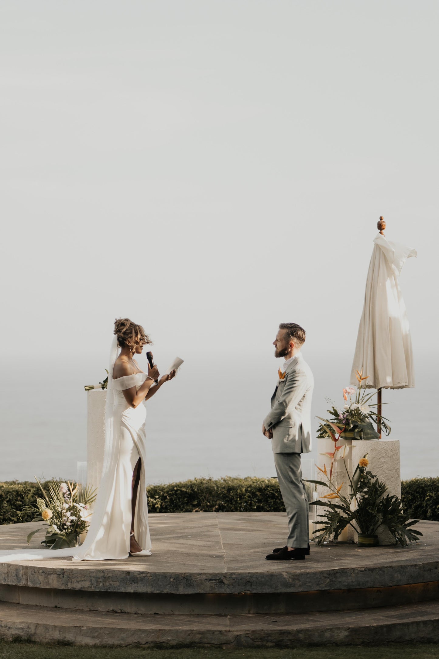 Dana's Outdoor Chic: A Minimalist Dress with a Wide-Cut Slit and Detachable Skirt