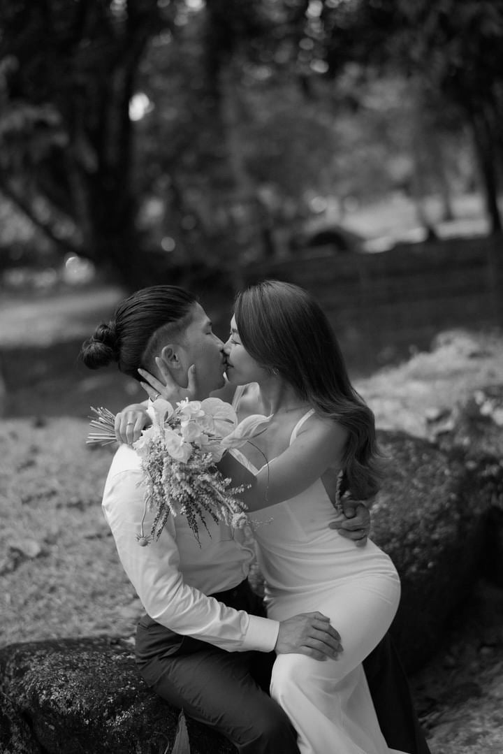 Elise's Minimalist Elegance: Perfect Cut, Gorgeous Bride