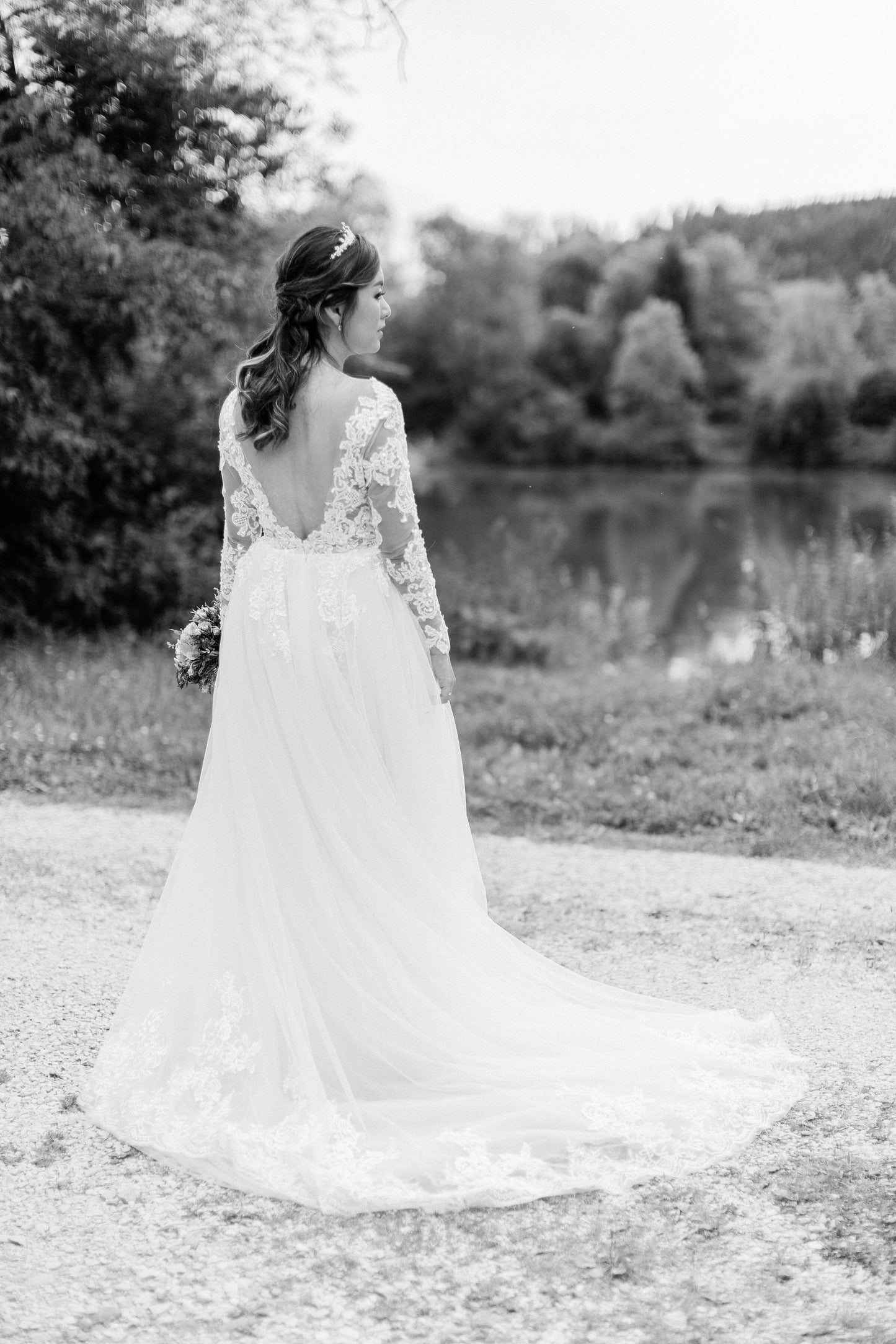 backless wedding dress