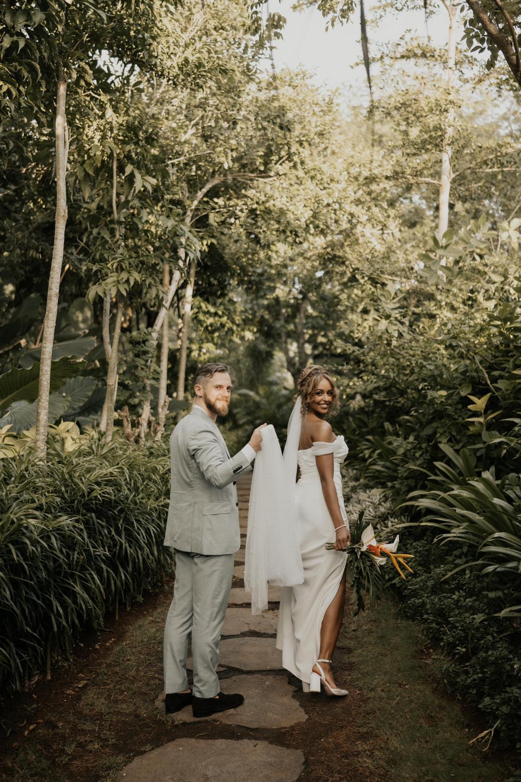 Dana's Outdoor Chic: A Minimalist Dress with a Wide-Cut Slit and Detachable Skirt