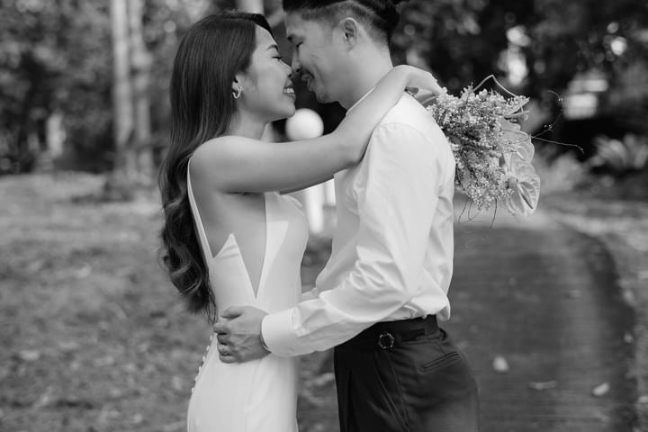 Elise's Minimalist Elegance: Perfect Cut, Gorgeous Bride