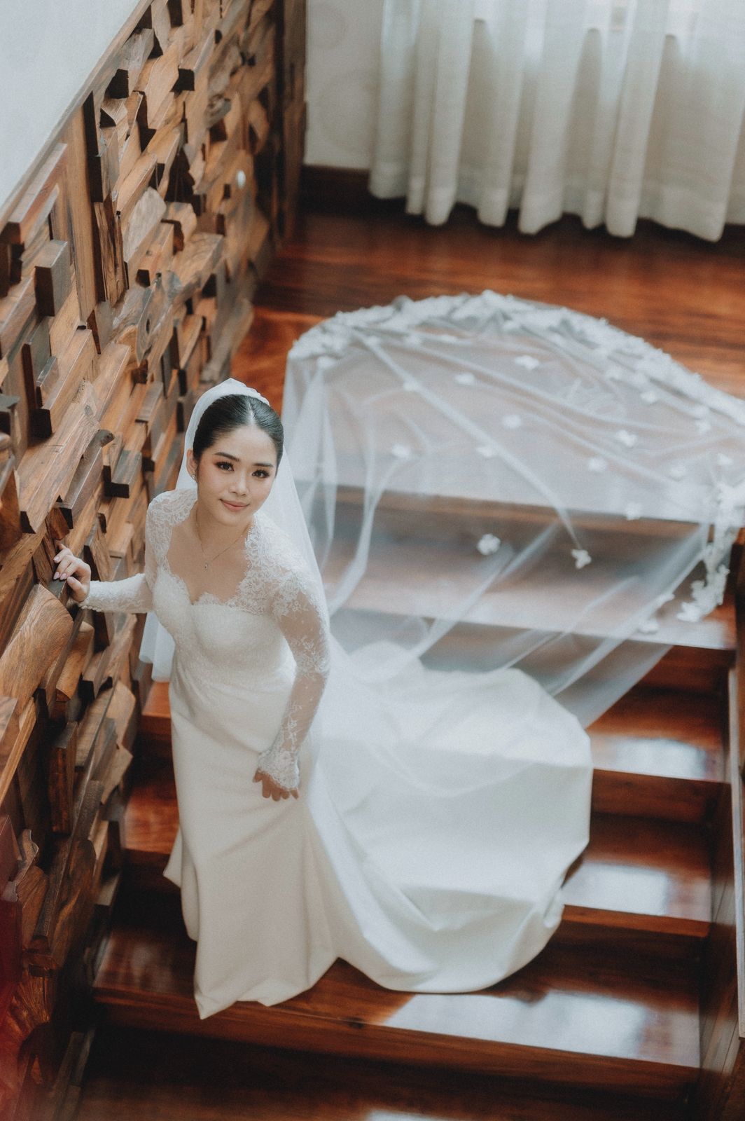 Bride Varene – Minimalist Bridal Gown with Personalized Veil