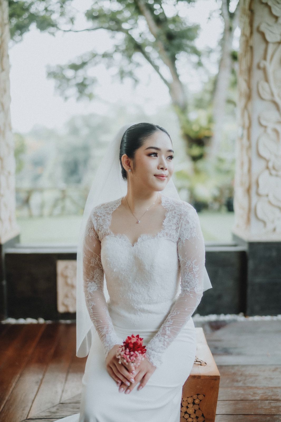 Bride Varene – Minimalist Bridal Gown with Personalized Veil