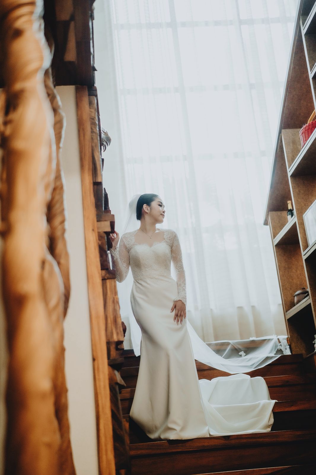 Bride Varene – Minimalist Bridal Gown with Personalized Veil