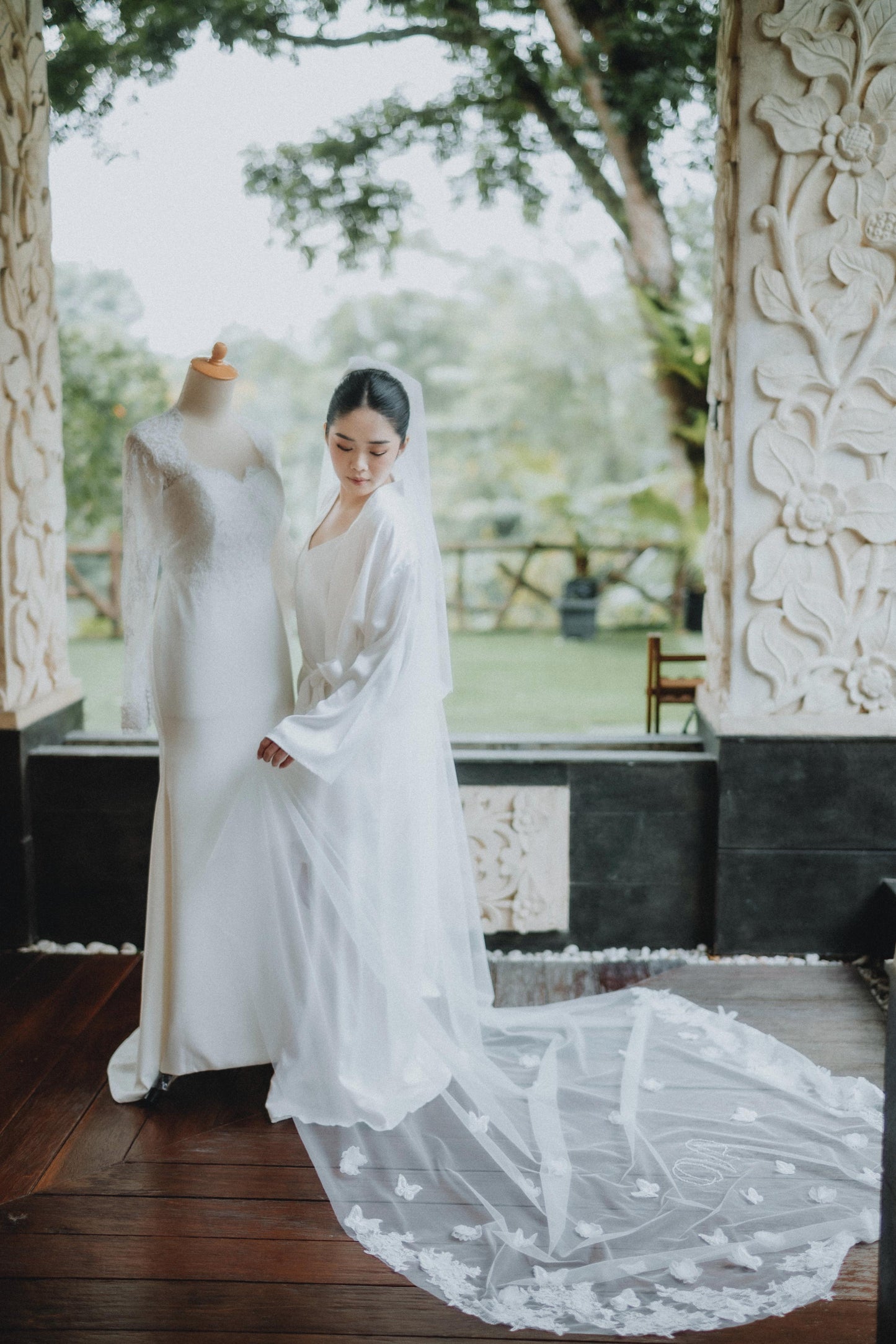 Bride Varene – Minimalist Bridal Gown with Personalized Veil