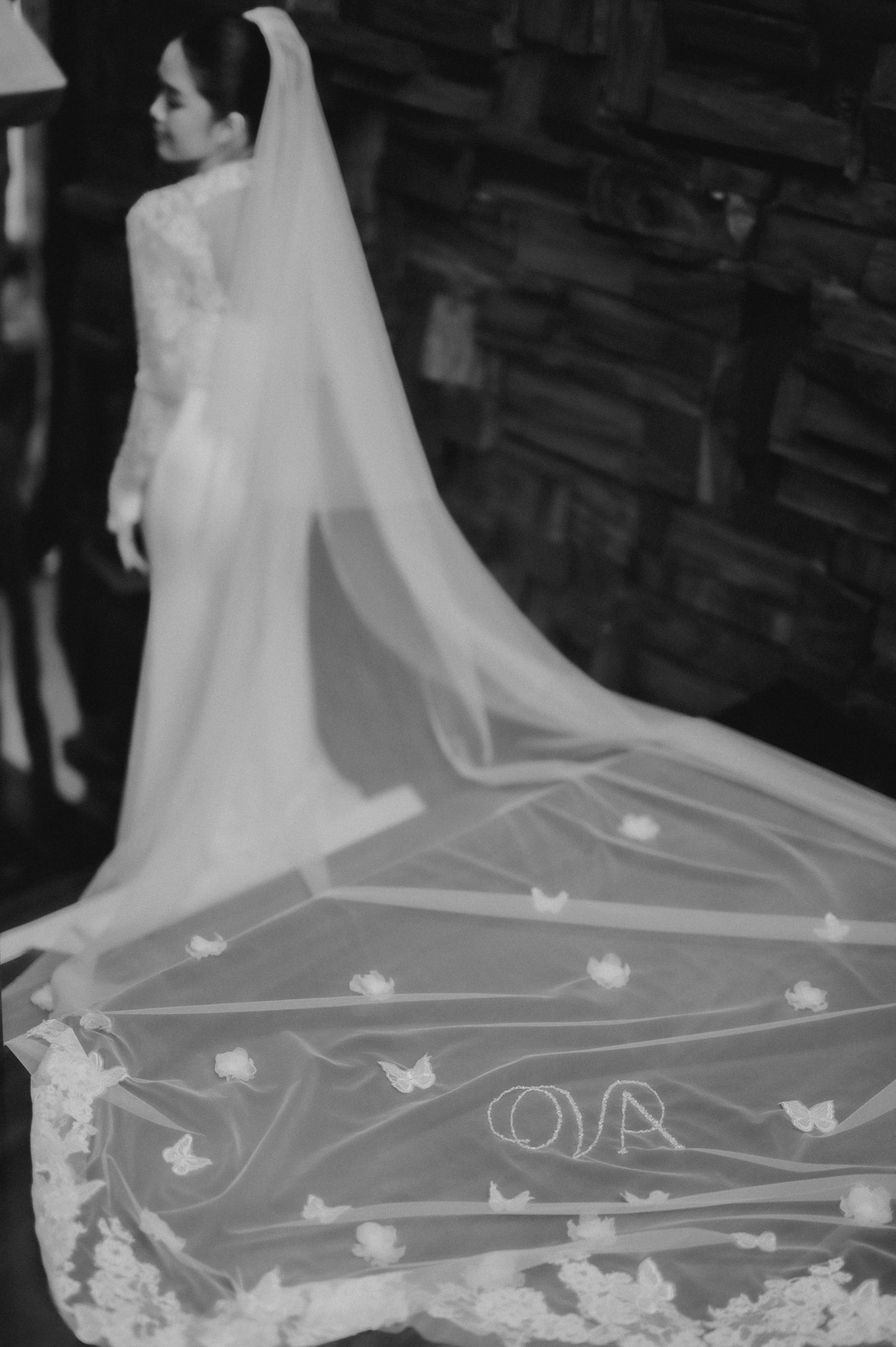 Bride Varene – Minimalist Bridal Gown with Personalized Veil