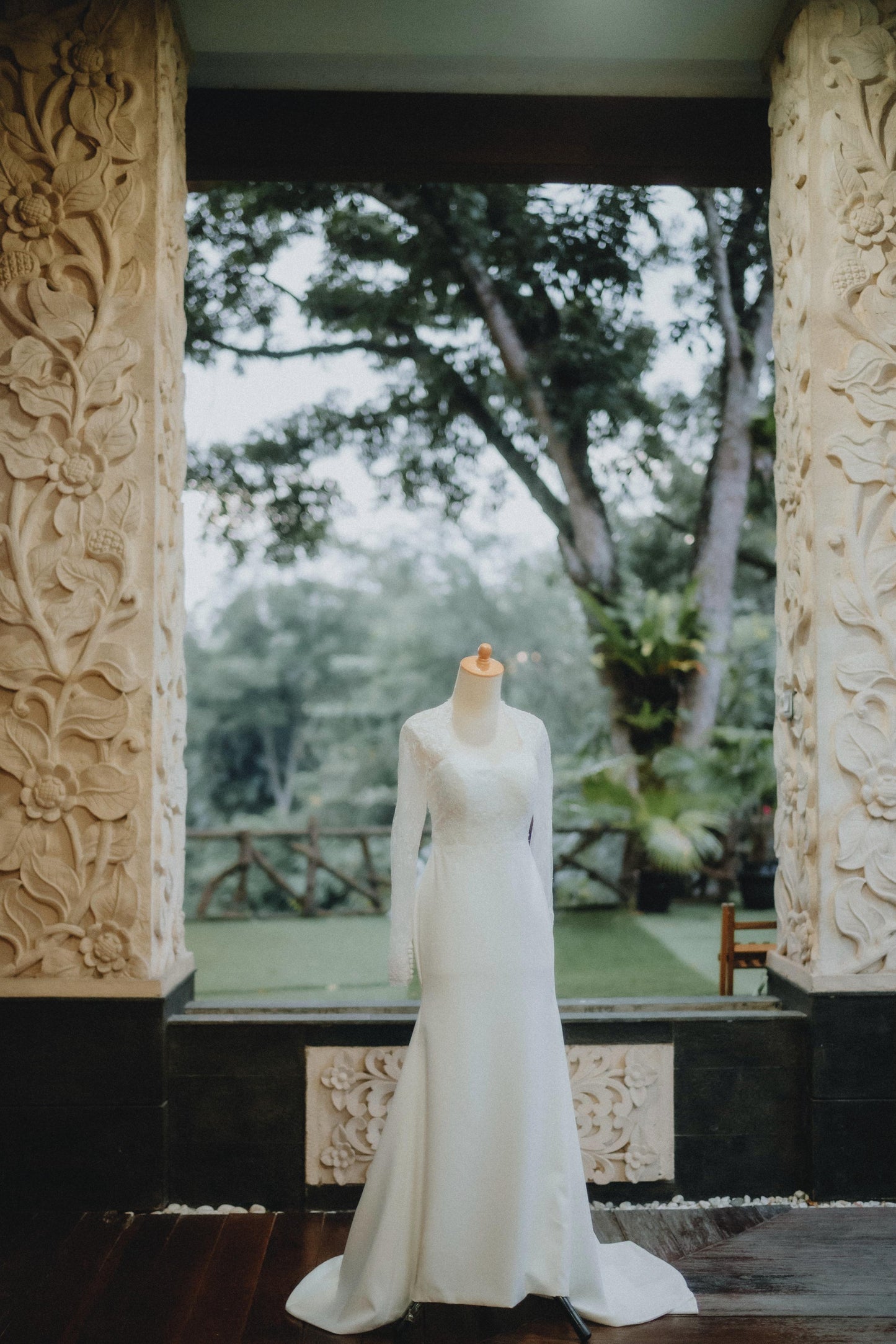 Bride Varene – Minimalist Bridal Gown with Personalized Veil