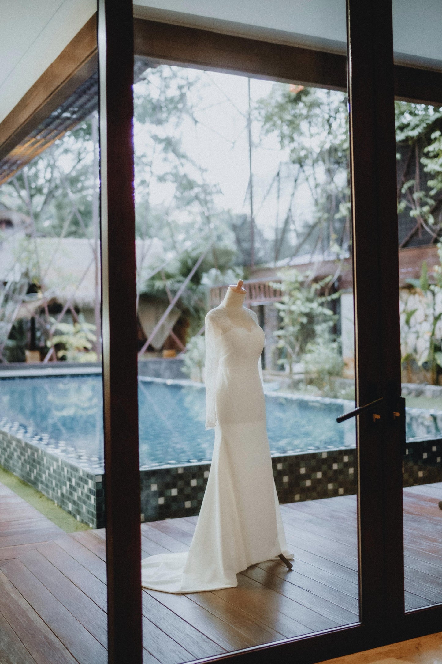 Bride Varene – Minimalist Bridal Gown with Personalized Veil