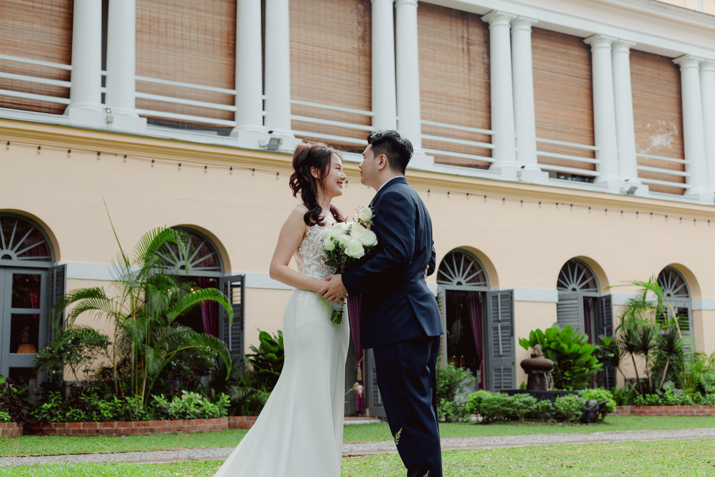 Bride Wei Hui’s Elegant Baroque Lace Wedding Gown