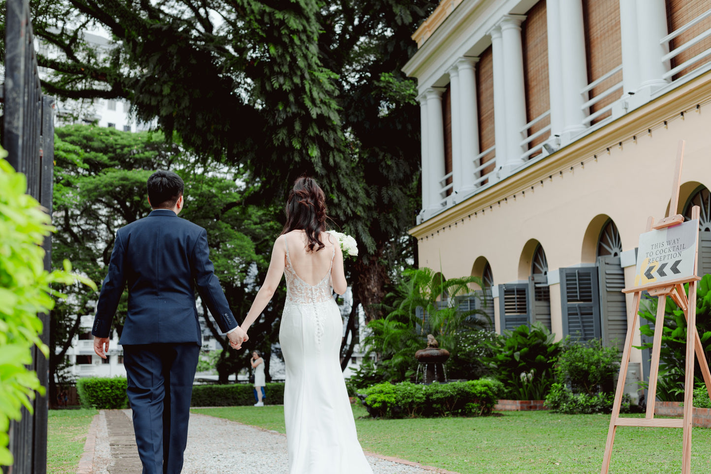 Bride Wei Hui’s Elegant Baroque Lace Wedding Gown