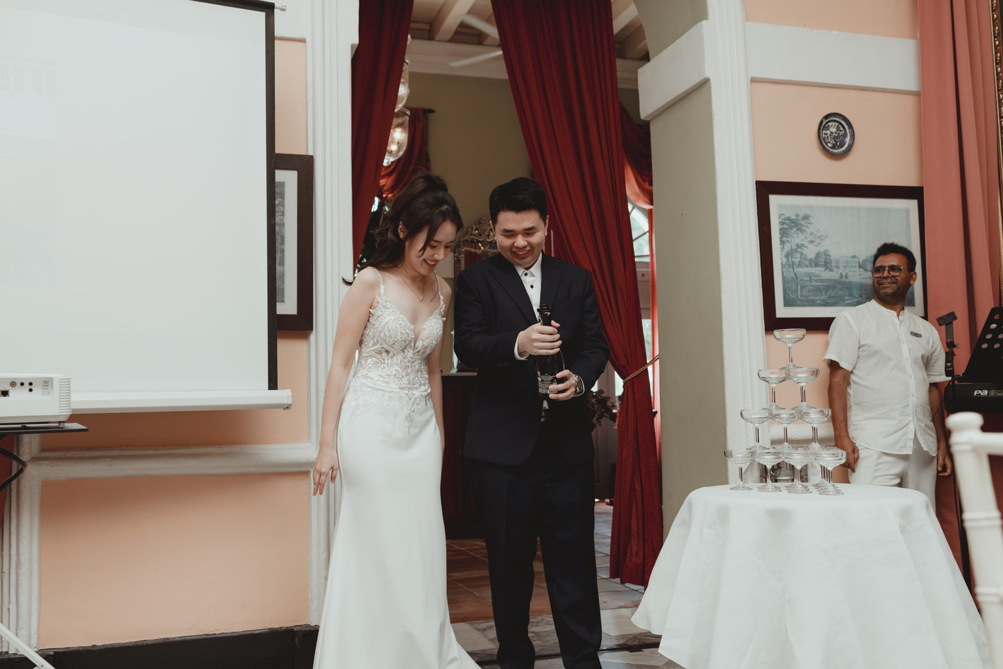 Bride Wei Hui’s Elegant Baroque Lace Wedding Gown